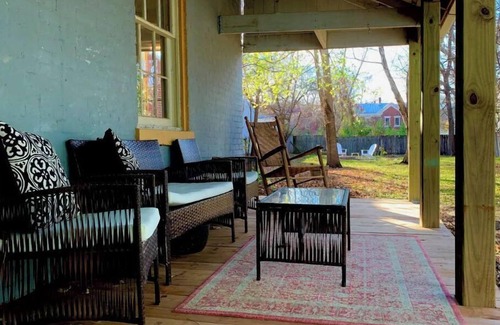 Lake Forest Estates Maison | "Little Brick House on Main (1865)”