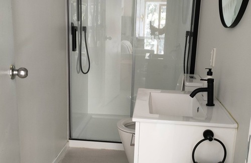 Wellington Cabine | Little Cabin on the South Coast of Wellington