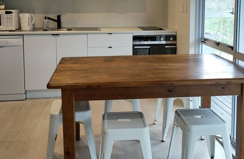 Wellington Cabine | Little Cabin on the South Coast of Wellington