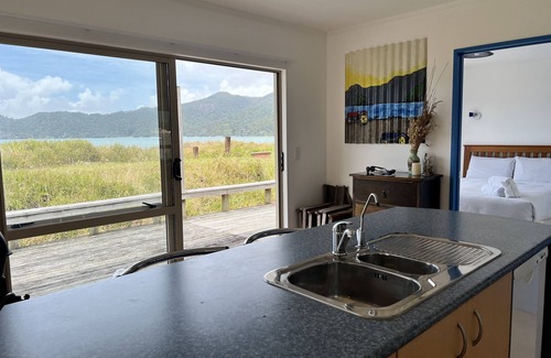 Kennedy Bay Maison | Little Dell Beach Bach - Beachfront views