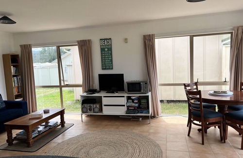 Kennedy Bay Maison | Little Dell Beach Bach - Beachfront views