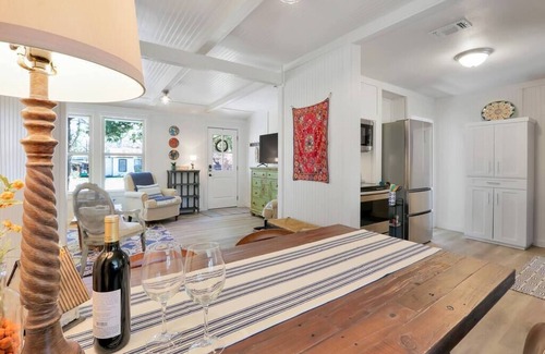 Johnson City Maison | Little Dipper - Walk to historic downtown square!