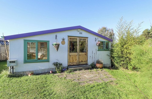 Grimsby Cottage | LITTLE EDEN BY THE SEA, pet friendly in Humberston, Lincolnshire