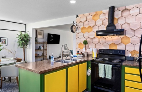 Port Angeles East Maison | Uniquely Designed Home, Pet Friendly, Central Location