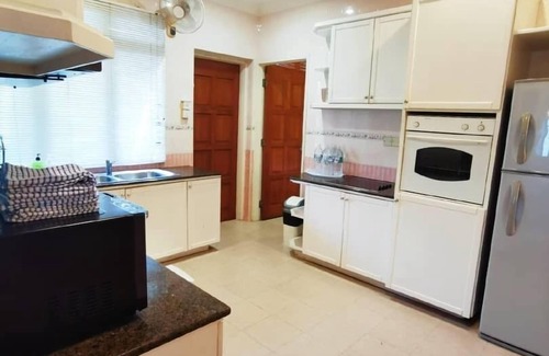 Tanjung Bungah Villa | Little Heaven by Sky Hive, une villa en front de mer