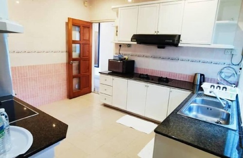 Tanjung Bungah Villa | Little Heaven by Sky Hive, une villa en front de mer