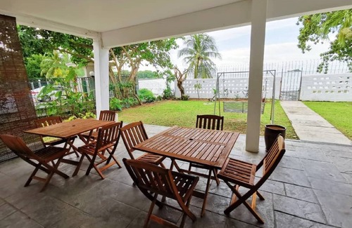 Tanjung Bungah Villa | Little Heaven by Sky Hive, une villa en front de mer
