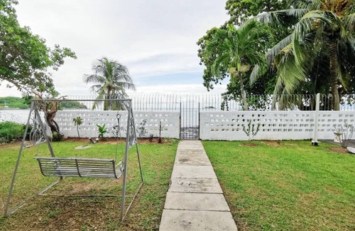 Tanjung Bungah Villa | Little Heaven by Sky Hive, une villa en front de mer