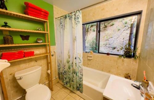 Garberville Appartement | Little House in the Redwoods with a hot tub!