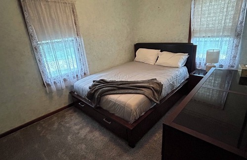 Osborne County Autre | Little House Inn - Charming 4-bedroom farmhouse with AC, WiFi near Tipton