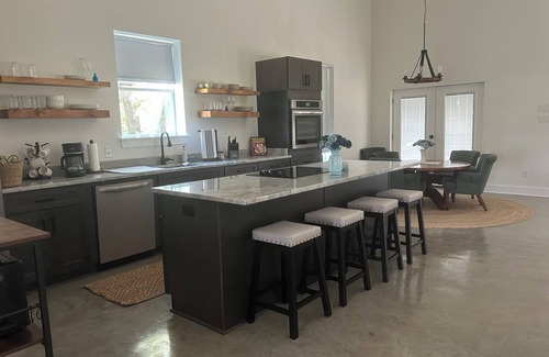 Hearne Maison | Little House on the Creek- 15 min from The Franklin Ranch 30 min from Kyle Field