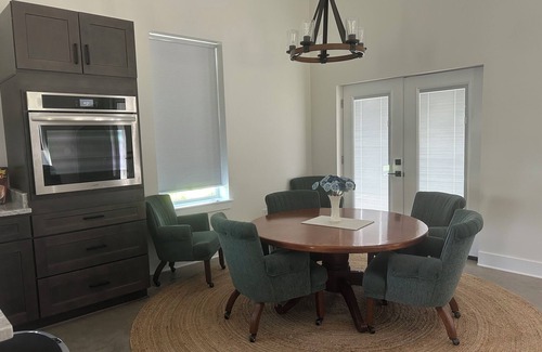Hearne Maison | Little House on the Creek- 15 min from The Franklin Ranch 30 min from Kyle Field
