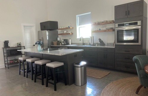 Hearne Maison | Little House on the Creek- 15 min from The Franklin Ranch 30 min from Kyle Field