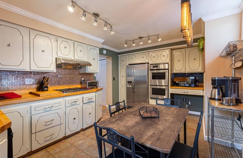 Bloomfield Maison | Little Italy- 2BD/1BA – Close to Major Hospitals – Off Street Parking