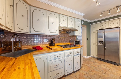 Bloomfield Maison | Little Italy- 2BD/1BA – Close to Major Hospitals – Off Street Parking
