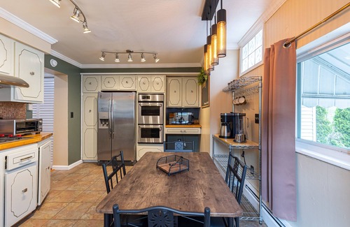 Bloomfield Maison | Little Italy- 2BD/1BA – Close to Major Hospitals – Off Street Parking