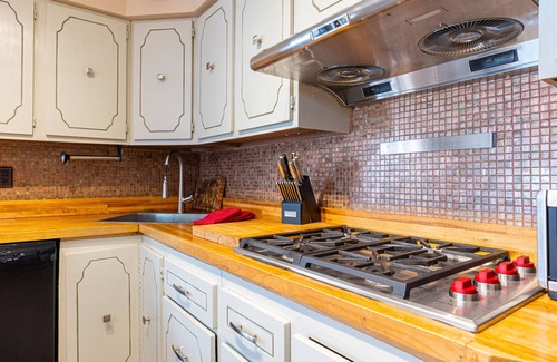 Bloomfield Maison | Little Italy- 2BD/1BA – Close to Major Hospitals – Off Street Parking