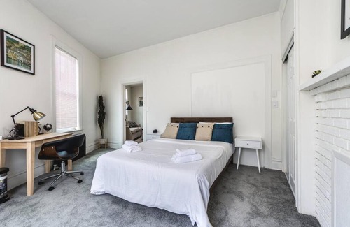 Bloomfield Appartement | Little Italy Lodge-2 Bedroom Stay in Bloomfield