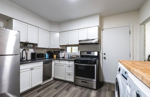 Bloomfield Appartement | Little Italy Lodge-2 Bedroom Stay in Bloomfield