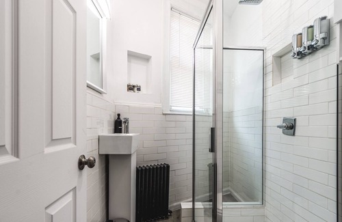 Bloomfield Appartement | Little Italy Lodge-2 Bedroom Stay in Bloomfield