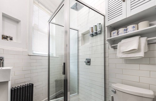 Bloomfield Appartement | Little Italy Lodge-2 Bedroom Stay in Bloomfield