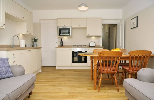 Alverstoke Maison | Little Lane is a charming, recently refurbished 2 bedroom cottage sleeping 4