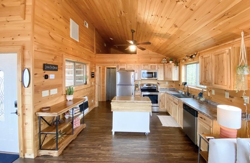Blowing Rock Cabine | Little Log Cabin: Cozy 1BR w/ Long Range Views