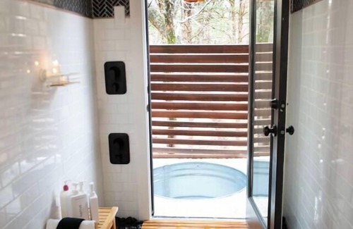 Miller Grove Maison | Little Luxe Romantic Treehouse Cabin