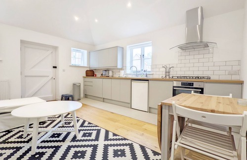 Tangmere Cottage | Little Maplewood, Tangmere - sleeps 2 guests in 1 bedroom