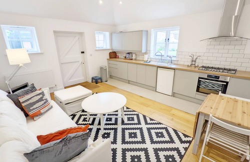 Tangmere Cottage | Little Maplewood, Tangmere - sleeps 2 guests in 1 bedroom