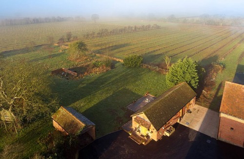 Bodenham Maison | Little Owls Barn peut accueillir 2 personnes dans cette agréable grange aménagée surplombant des vergers de pommiers au cœur de la belle campagne du Herefordshire. Vérifiez la disponibilité et réservez dès aujourd'hui!