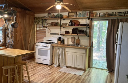 Morrilton Cabine | Little Piney Cabin at the Foothills of Petit Jean Mt Close Petit Jean State Pk.
