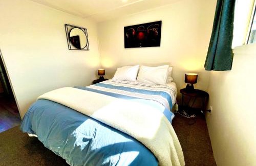 Mangakino Maison | Little Running Bear Cottage - comfy and cozy