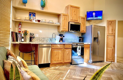Sunrise Desert Vistas Maison | LITTLE SPUR Casita in N. Scottsdale with kitchen, desert views, and adventure.