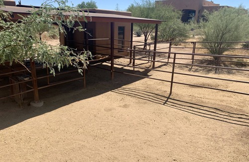 Sunrise Desert Vistas Maison | LITTLE SPUR Casita in N. Scottsdale with kitchen, desert views, and adventure.