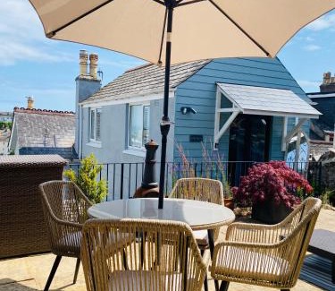 Brixham Appartement | Little Trevio - seaside haven with parking and sea views