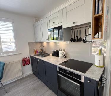 Brixham Appartement | Little Trevio - seaside haven with parking and sea views