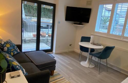 Brixham Appartement | Little Trevio - seaside haven with parking and sea views