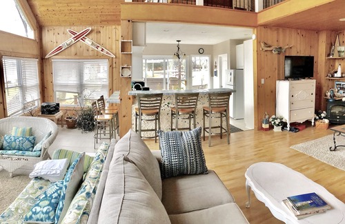 Chippewa Lake Maison | Little White Cottage sur le lac Chippewa à quelques pas du bord de l'eau.