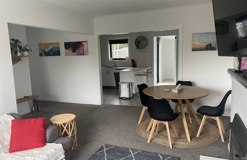 Riverside Maison | Little White House on Ecclestone close to city centre and Tamar Valley Wineries!