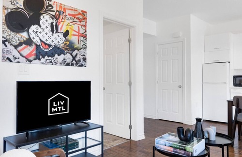 Plateau Mont Royal Appartement | Liv MTL* 55% Off * MTL 301 Modern Studio | Relaxed Getaway + Spacious Rooftop Patio + Office + Pets Stay Free!