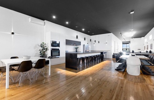 La Petite-Patrie Appartement | Liv MTL* 60% Off * Plaza 2 Spacious Penthouse | Large Family Retreat + Workers Paradise + Free Street Parking