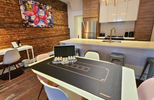 Plateau Mont Royal Appartement | Liv MTL* 55% Off * Soho 5 Upscale Studio | Relaxed Getaway + Private Rooftop + Office + Pets Stay Free!