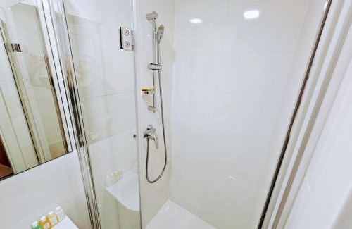 Chodov Appartement | LIVE-INN PRAGUE 1 BDR CITY VIEW SUITE FOR 1-4 GUESTS, 20 Mins to center, Lift, Gym, Reception, Parking, Roof Terrace, Game & Party