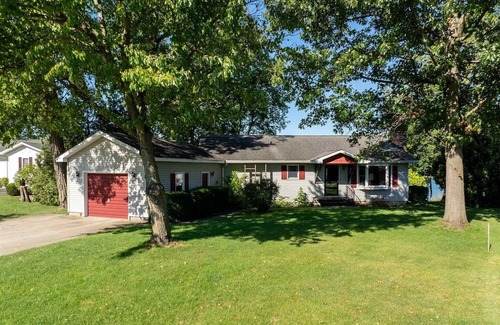 Howe Maison | Live & Love Life on the Lake at Sunset Peak!
