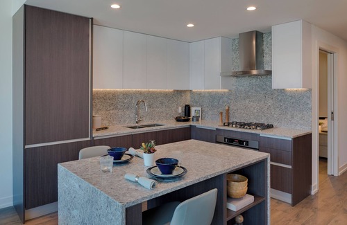 Old Town Appartement | Live the Suite Life: Historic Old Town Chicago Stays with Modern Luxury & Style
