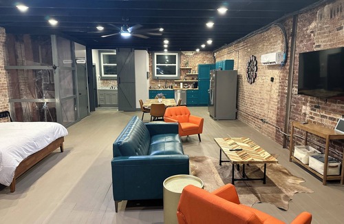 Sardis Appartement | Livie’s Loft Trendy loft on Main Street