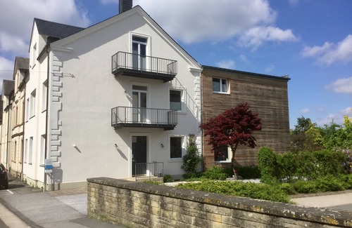 Brilon Appartement | Vivant dans une maison de ville rénovée de 1907 avec jardin et piscine
