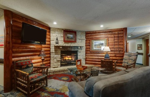 Galena Hôtel | Living Room, Dry Bar, Fireplace, Theme Suite, Stoney Creek Galena