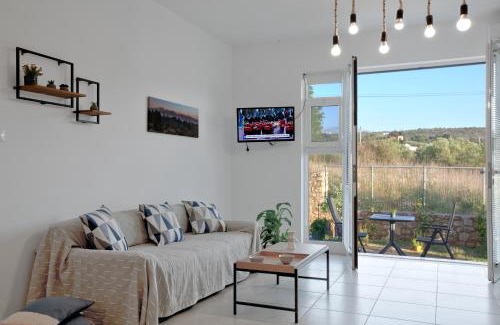 Vamos Appartement | Livingfy Apt with mountain view & garden
